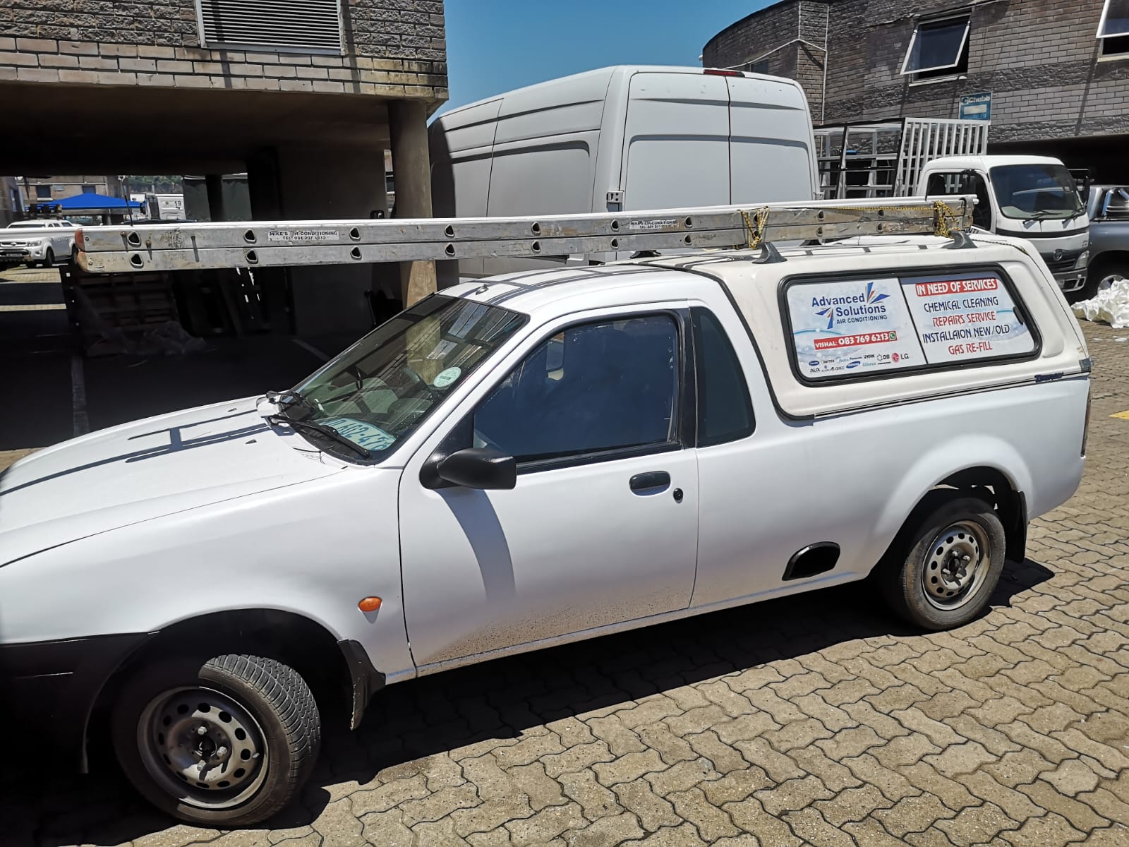 Advanced Solutions Air service vehicle with ladder
